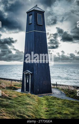 La Samphire Tower è stata allestita nel parco naturale di dover, con un cielo oscuro e lunoso Foto Stock