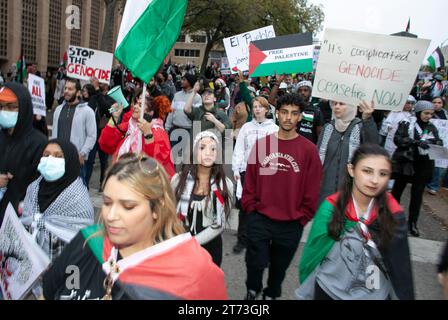 Austin, Texas, USA. 12 novembre 2023. Austin, Texas, USA. 12 novembre 2023. Si stima che circa 7.000 manifestanti che sostenevano la pace in Medio Oriente riempirono Austin Street vicino al Campidoglio del Texas domenica sera, 12 novembre 2023. I manifestanti a favore della Palestina hanno criticato l’uccisione di civili e bambini innocenti, invitando i legislatori statunitensi a insistere su un cessate il fuoco. Crediti: Bob Daemmrich/Alamy Live News Foto Stock