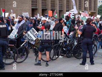 Austin, Texas, USA, 12 novembre 2023: La polizia di Austin tiene lontano il traffico da circa 7.000 manifestanti che sostengono la pace in Medio Oriente mentre riempiono le strade del centro vicino al Campidoglio del Texas. I manifestanti a favore della Palestina hanno criticato l’uccisione di civili e bambini innocenti, invitando i legislatori statunitensi a insistere su un cessate il fuoco. ©Bob Daemmrich Foto Stock