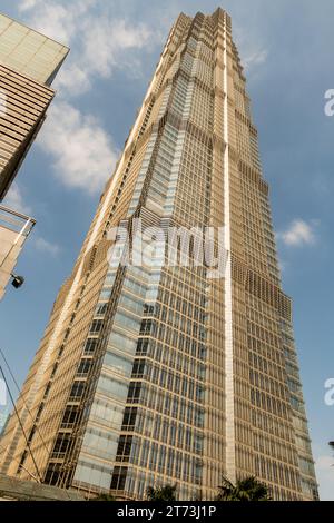 La Jin Mao Tower, conosciuta anche come Jinmao Building o Jinmao Tower, è una torre alta 420 metri (1.380 piedi), a 88 piani (93 se si contano i piani nella guglia) Foto Stock