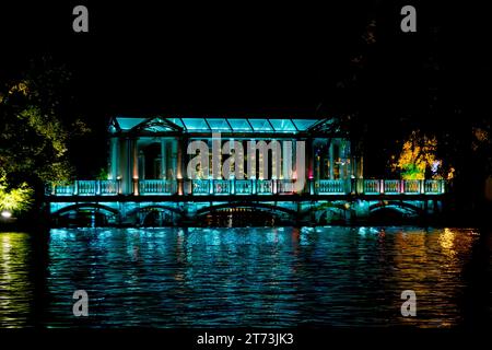 Chinesebridge sul bordo del lago Mulong a Guiling illuminato di notte. Foto Stock