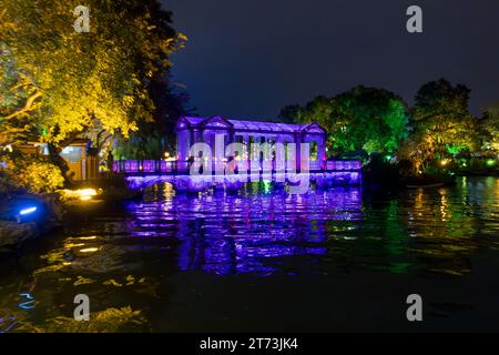 Chinesebridge sul bordo del lago Mulong a Guiling illuminato di notte. Foto Stock