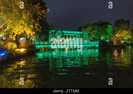 Chinesebridge sul bordo del lago Mulong a Guiling illuminato di notte. Foto Stock