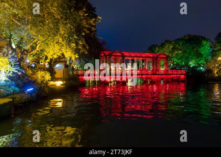 Chinesebridge sul bordo del lago Mulong a Guiling illuminato di notte. Foto Stock