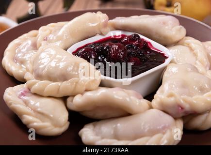 Gnocchi con marmellata di frutti di bosco. Un piatto nazionale di cucina russa e Ucraina Foto Stock