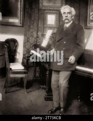 Gabriel Fauré, 1845 – 1924, compositore francese, accanto al suo pianoforte nel suo appartement , Boulevard Malesherbes; Parigi, edito digitalmente secondo una fotografia di Pierre Choumoff Foto Stock