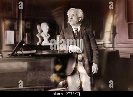 Gabriel Fauré, 1845 – 1924, compositore francese, accanto al suo pianoforte nel suo appartement , Boulevard Malesherbes; Parigi, edito digitalmente secondo una fotografia di Dornac Foto Stock