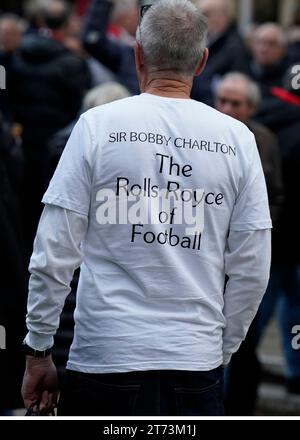 Manchester, Regno Unito. 13 novembre 2023. Fan al funerale di Sir Bobby Charlton alla Cattedrale di Manchester, Manchester: Foto di credito dovrebbe leggere: Andrew Yates/Sportimage Credit: Sportimage Ltd/Alamy Live News Foto Stock