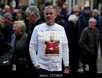 Manchester, Regno Unito. 13 novembre 2023. Fan al funerale di Sir Bobby Charlton alla Cattedrale di Manchester, Manchester: Foto di credito dovrebbe leggere: Andrew Yates/Sportimage Credit: Sportimage Ltd/Alamy Live News Foto Stock