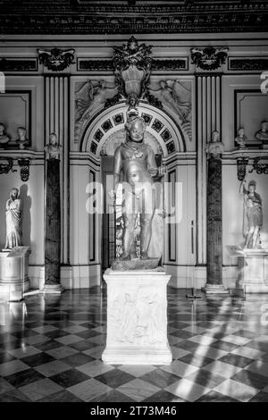 La statua in marmo del bambino Ercole, grande sala del Museo Capitolino, Roma, Italia Foto Stock