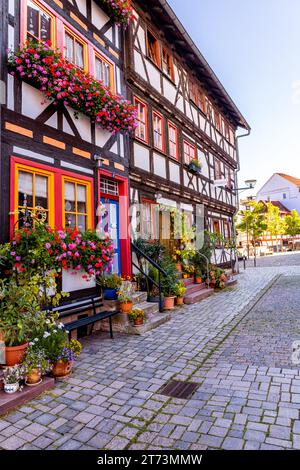 Passeggiata in tarda estate attraverso la romantica cittadina di Schmalkalden, Turingia, Germania Foto Stock