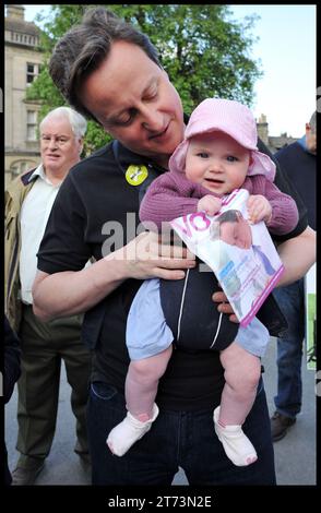 Londra, Regno Unito. 16 aprile 2011. Immagine © concessa in licenza a Parsons Media. 13/11/2023. Londra, Regno Unito. David Cameron ha nominato Segretario degli Esteri. Il primo ministro David Cameron ha presentato la campagna NO a AV a Chipping Norton, Oxfordshire, con sua figlia Florence, venerdì 15 aprile 2011 foto di Credit: andrew parsons/Alamy Live News Foto Stock