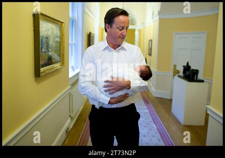 Londra, Regno Unito. 3 settembre 2010. Immagine © concessa in licenza a Parsons Media. 13/11/2023. Londra, Regno Unito. David Cameron ha nominato Segretario degli Esteri. Il primo ministro britannico David Cameron e sua moglie Samantha mostrano lo staff di No10 con la loro nuova figlia Florence Rose Endellion 3 settembre 2010 foto di Credit: andrew parsons/Alamy Live News Foto Stock