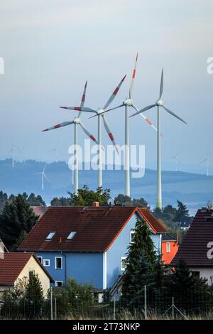 Zittau, Sachsen, Deutschland - Windpark bei Zittau, Windraeder hinter einer Wohnsiedlung. Zittau Sachsen Deutschland **** Zittau, Sassonia, Germania Parco eolico vicino a Zittau, turbine eoliche dietro una proprietà immobiliare Zittau Sassonia Germania credito: Imago/Alamy Live News Foto Stock