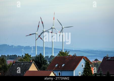 Zittau, Sachsen, Deutschland - Windpark bei Zittau, Windraeder hinter einer Wohnsiedlung. Zittau Sachsen Deutschland **** Zittau, Sassonia, Germania Parco eolico vicino a Zittau, turbine eoliche dietro una proprietà immobiliare Zittau Sassonia Germania credito: Imago/Alamy Live News Foto Stock