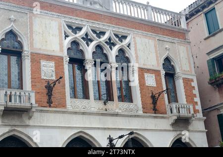 Finestre e ornamenti in un tipico edificio veneziano - dettaglio Foto Stock
