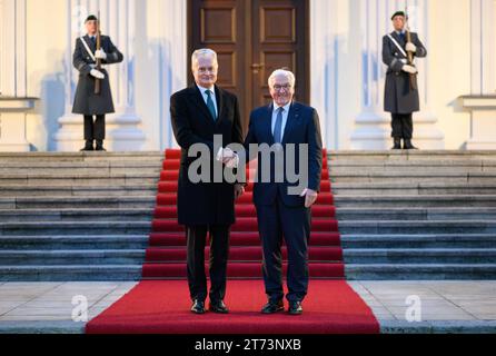 Berlino, Germania. 13 novembre 2023. Il presidente federale Frank-Walter Steinmeier (r) riceve Gitanas Nauseda, presidente della Lituania, per colloqui davanti al Palazzo Bellevue. Crediti: Bernd von Jutrczenka/dpa/Alamy Live News Foto Stock