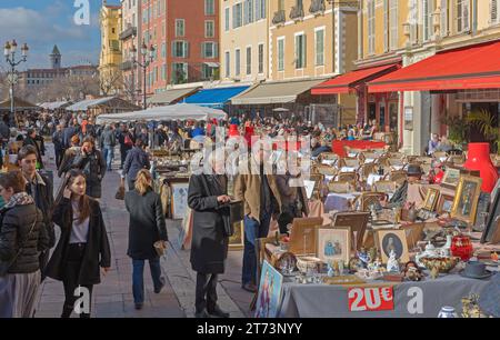 Nizza, Francia - 29 gennaio 2018: Il mercato dell'antiquariato di Brocante al Cours Saleya Place al Sunny Winter Day. Foto Stock