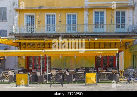 Arles, Francia - 29 gennaio 2016: Famosa caffetteria gialla le Cafe la Nuit Vincent Van Gogh a Place du Forum nella città vecchia. Foto Stock