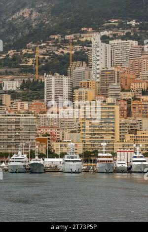 Monaco - 2 febbraio 2016: Yacht di lusso ormeggiati a Port Hercule giornata invernale nel Mar Mediterraneo. Foto Stock