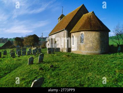 Ammira W del coro absidale e della navata rettangolare della chiesa di Santa Maria Vergine, Upwaltham, West Sussex, Inghilterra, Regno Unito. Una navata e abside normanna C12th. Foto Stock