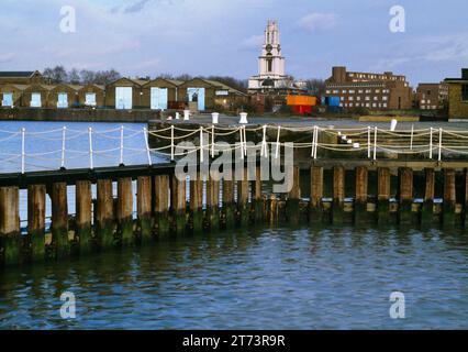 St Anne's Limehouse Parish Church, Londra E14, Inghilterra, Regno Unito, Looking e Across Limehouse Basin & the Insenes from the River Tamigi, 29 gennaio 1983. Foto Stock