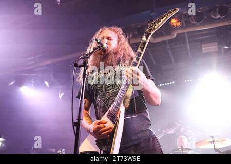 Night of the Living Trash European Tour 2023 06.11.2023 Angelus Apatrida Frontmann Guillermo Izquierdo in Aktion beim Auftritt im Muenchner Backstage Werk/Jackson Gitarre/Jackson Guitar Muenchen Backstage Werk Bayern Deutschland **** Night of the Living Trash European Tour 2023 06 11 2023 Angelus Apatrida frontman Guillermo Izquierdo in azione al concerto a Monaco di Baviera Backstage Werk Jackson chitarra Jackson chitarra Munich Backstage Werk Baviera Germania Copyright: xBEAUTIFULxSPORTS/Goldbergx credito: Imago/Alamy Live News Foto Stock