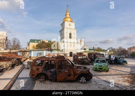 Le attrezzature militari distrutte e i veicoli sono visibili a St. Michael's Square di fronte a St La cattedrale di Michael. Il carro di bombardamento è stato installato nel centro di Kiev in Piazza Mykhailivska in occasione della giornata dei lavoratori ferroviari. Fa parte del treno di evacuazione che ha evacuato le persone da Irpen, nella regione di Kiev, all'inizio della guerra su vasta scala. Il treno fu sotto il fuoco delle truppe russe mentre portava i civili fuori da Irpin. Oggi, il carro è diventato un simbolo di indistruttibilità. Foto Stock