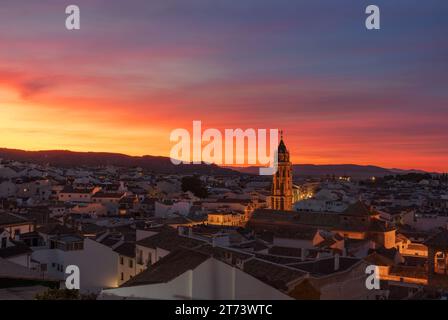 Skyline urbano al tramonto con edifici storici e paesaggio urbano nella città di Antequera, Spagna Foto Stock