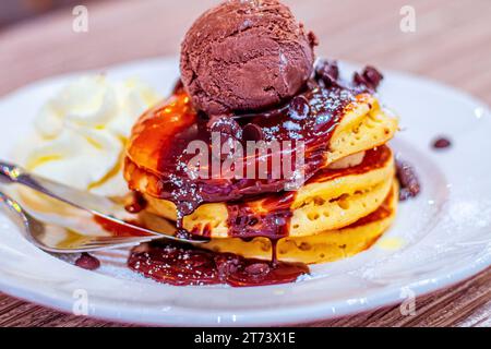 Delizie decadenti: Viziatevi con pancake al cioccolato Kahlua con espresso Mascarpone e gelato al cioccolato Premium Foto Stock