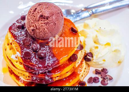 Delizie decadenti: Viziatevi con pancake al cioccolato Kahlua con espresso Mascarpone e gelato al cioccolato Premium Foto Stock