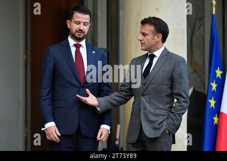 Julien Mattia / le Pictorium - Conferenza internazionale umanitaria per i civili di Gaza - 27/01/2016 - Francia / Ile-de-France (regione) / Parigi - il presidente francese Emmanuel Macron (a destra) saluta il presidente montenegrino Jakov Milatovic prima del loro incontro, presso il palazzo presidenziale dell'Elysee, Parigi, 9 novembre 2023. Foto Stock