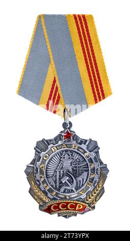 Ordine sovietico di Gloria del lavoro III grado con le iscrizioni "Gloria del lavoro" e "URSS". Isolato su bianco Foto Stock