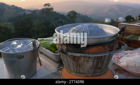 Moo Kata, grigliata di maiale tailandese su teglia calda Foto Stock