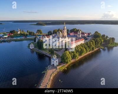 Deserto Nilo-Stolobenskaya sul lago Seliger. Regione di Tver, Russia (fotografia aerea) Foto Stock