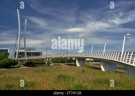 Ponte strallato - un ponte pedonale per pedoni e biciclette nella città di Poznan, Polonia Foto Stock