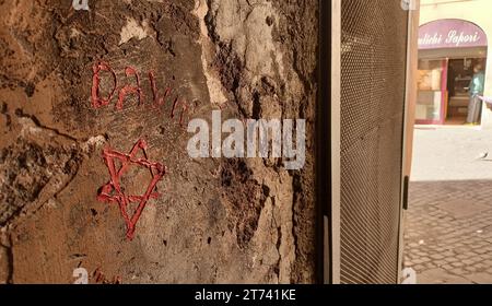 Roma Italia. 13 novembre 2023. Stella David disegnata su un muro del ghetto di Roma a Vicolo Costaguti. Roma Italia. 13 novembre 2023. ANTONIO NARDELLI/ALAMY LIVE NEWS Foto Stock