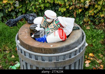 Un cestino pubblico traboccante con tazze di caffè monouso da asporto monouso, Glasgow, Scozia, Regno Unito, Europa Foto Stock