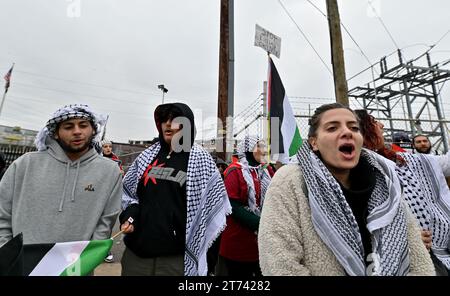 I manifestanti detengono bandiere palestinesi e cantano slogan filo-palestinesi durante una manifestazione. I manifestanti contro l'occupazione in Palestina hanno protestato al di fuori dello stabilimento di Scranton Ammunitions General Dynamics, dove vengono prodotti proiettili militari. Foto Stock