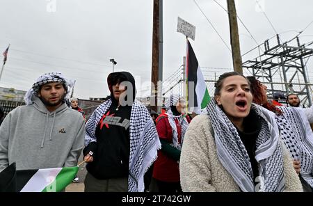I manifestanti detengono bandiere palestinesi e cantano slogan filo-palestinesi durante una manifestazione. I manifestanti contro l'occupazione in Palestina hanno protestato al di fuori dello stabilimento di Scranton Ammunitions General Dynamics, dove vengono prodotti proiettili militari. (Foto di Aimee Dilger / SOPA Images/Sipa USA) Foto Stock