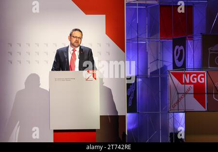 Brema, Germania. 13 novembre 2023. Guido Zeitler, Presidente della Food, Beverages and Catering Union NGG, parla alla conferenza sindacale NGG presso il Centro Congressi di Brema. Gli argomenti della riunione, che si svolge ogni cinque anni, includono l'aumento dei prezzi e degli affitti, la carenza di lavoratori qualificati e la perdita di imprese nel settore della ristorazione. Crediti: Focke Strangmann/dpa/Alamy Live News Foto Stock