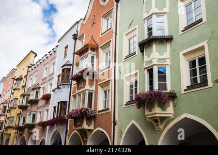 Antichi edifici storici nella via principale di Vipiteno, alto Adige, alto Adige, alto Adige, alto Adige, alto Adige, Italia. Foto Stock