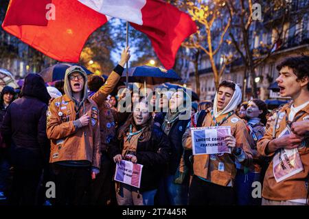 Gli adolescenti cantano l'inno nazionale francese la Marseillese durante la manifestazione contro l'antisemitismo. Manifestazioni contro l'antisemitismo si svolsero in tutta la Francia. A Parigi, circa 105 mila persone erano presenti alla marcia civica contro l'antisemitismo organizzata dal presidente dell'Assemblea nazionale, Yaël Braun-Pivet, e dal presidente del Senato, Gérard Larcher, insieme ai partiti politici, ad eccezione del partito la France Soumise, che si rifiutò di partecipare alla marcia insieme al partito nazionale di estrema destra di Marine le Pen Rassemblement. Foto Stock