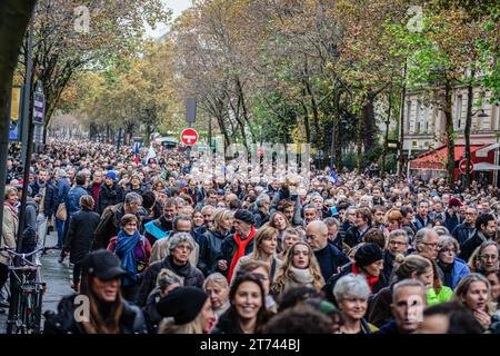 Migliaia di manifestanti sono stati visti durante la manifestazione contro l'antisemitismo. Manifestazioni contro l'antisemitismo si svolsero in tutta la Francia. A Parigi, circa 105 mila persone erano presenti alla marcia civica contro l'antisemitismo organizzata dal presidente dell'Assemblea nazionale, Yaël Braun-Pivet, e dal presidente del Senato, Gérard Larcher, insieme ai partiti politici, ad eccezione del partito la France Soumise, che si rifiutò di partecipare alla marcia insieme al partito nazionale di estrema destra di Marine le Pen Rassemblement. Foto Stock