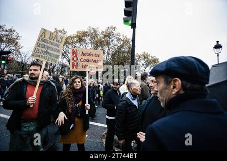 Un manifestante interroga un paio di manifestanti per i loro cartelli durante la manifestazione contro l'antisemitismo. Manifestazioni contro l'antisemitismo si svolsero in tutta la Francia. A Parigi, circa 105 mila persone erano presenti alla marcia civica contro l'antisemitismo organizzata dal presidente dell'Assemblea nazionale, Yaël Braun-Pivet, e dal presidente del Senato, Gérard Larcher, insieme ai partiti politici, ad eccezione del partito la France Soumise, che si rifiutò di partecipare alla marcia insieme al partito nazionale di estrema destra di Marine le Pen Rassemblement. Foto Stock