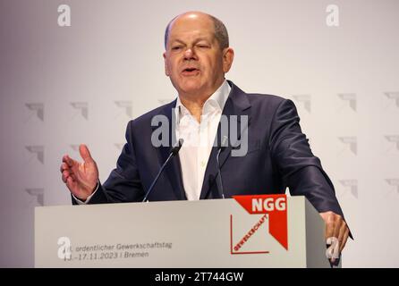 Brema, Germania. 13 novembre 2023. Il Cancelliere federale Olaf Scholz (SPD) interviene alla conferenza sindacale del Food, Beverages and Catering Union NGG presso il Centro Congressi di Brema. Gli argomenti della riunione, che si svolge ogni cinque anni, includono l'aumento dei prezzi e degli affitti, la carenza di lavoratori qualificati e la perdita di imprese nel settore della ristorazione. Crediti: Focke Strangmann/dpa/Alamy Live News Foto Stock