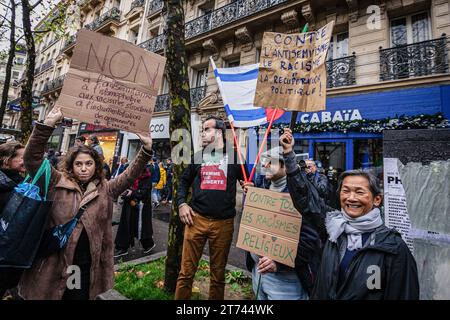 I manifestanti tengono cartelli contro l'antisemitismo, l'islamofoby e tutti i tipi di razzismo durante la manifestazione contro l'antisemitismo. Manifestazioni contro l'antisemitismo si svolsero in tutta la Francia. A Parigi, circa 105 mila persone erano presenti alla marcia civica contro l'antisemitismo organizzata dal presidente dell'Assemblea nazionale, Yaël Braun-Pivet, e dal presidente del Senato, Gérard Larcher, insieme ai partiti politici, ad eccezione del partito la France Soumise, che si rifiutò di partecipare alla marcia insieme al partito nazionale di estrema destra di Marine le Pen Rassemblement. Foto Stock