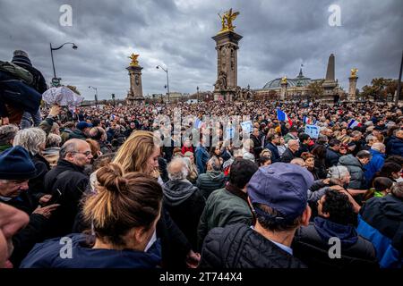 Migliaia di persone viste riunite durante la manifestazione contro l'antisemitismo all'Esplanade des Invalides. Manifestazioni contro l'antisemitismo si svolsero in tutta la Francia. A Parigi, circa 105 mila persone erano presenti alla marcia civica contro l'antisemitismo organizzata dal presidente dell'Assemblea nazionale, Yaël Braun-Pivet, e dal presidente del Senato, Gérard Larcher, insieme ai partiti politici, ad eccezione del partito la France Soumise, che si rifiutò di partecipare alla marcia insieme al partito nazionale di estrema destra di Marine le Pen Rassemblement. (Foto di Telmo Pinto/SOPA Foto Stock