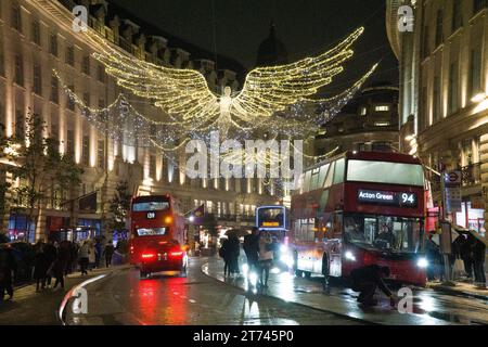 UK Weather, Londra, 12 novembre 2023: Le luci di Natale su Regent Street si riflettono sulle strade bagnate in una notte piovosa. Anna Watson/Alamy Live News Foto Stock