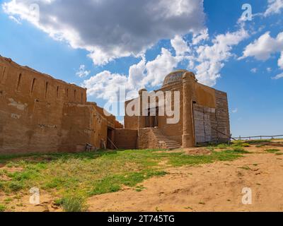 Frammento del muro della fortezza e edificio religioso di senso religioso dal mattone cotto spalmato di argilla Foto Stock